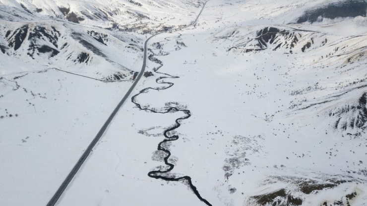 Kar Altındaki Menderesler Görsel Şölen Sunuyor