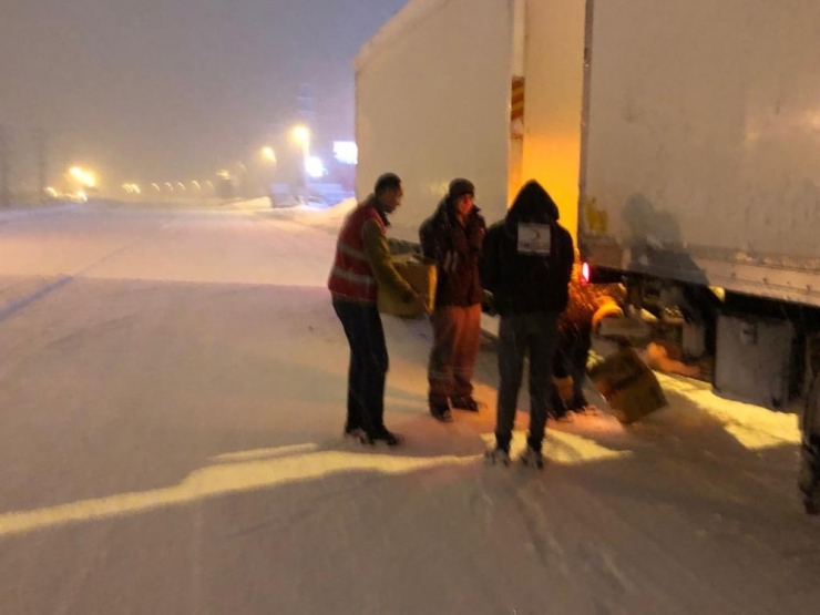 Yolda Mahsur Kalanlara Kumanya Dağıtıldı