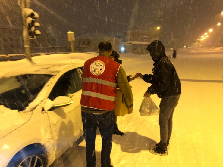 Yolda Mahsur Kalanlara Kumanya Dağıtıldı