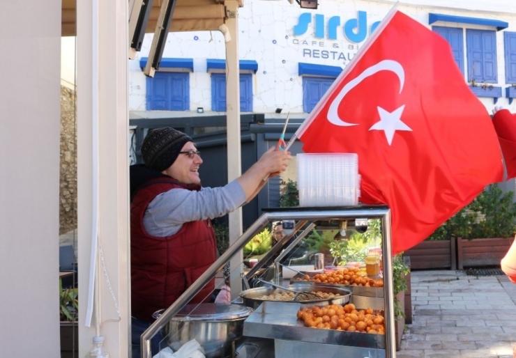 Bodrum Sokakları Türk Bayraklarıyla Donatıldı