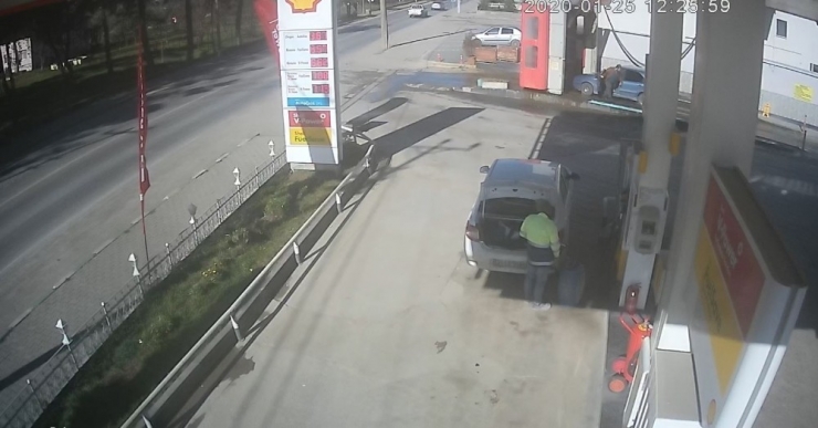 El Frenini Çekmedi, Otomatik Yıkamadaki Araç Kamyonla Böyle Çarpıştı