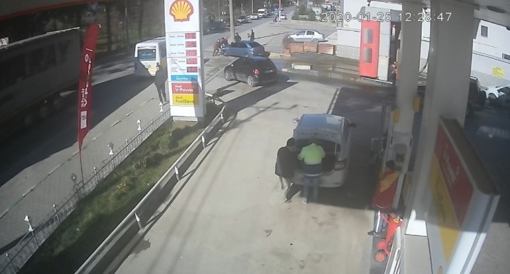 El Frenini Çekmedi, Otomatik Yıkamadaki Araç Kamyonla Böyle Çarpıştı