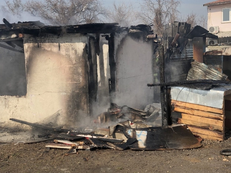 Soba Borusu Devrildi, Gecekondu Küle Döndü