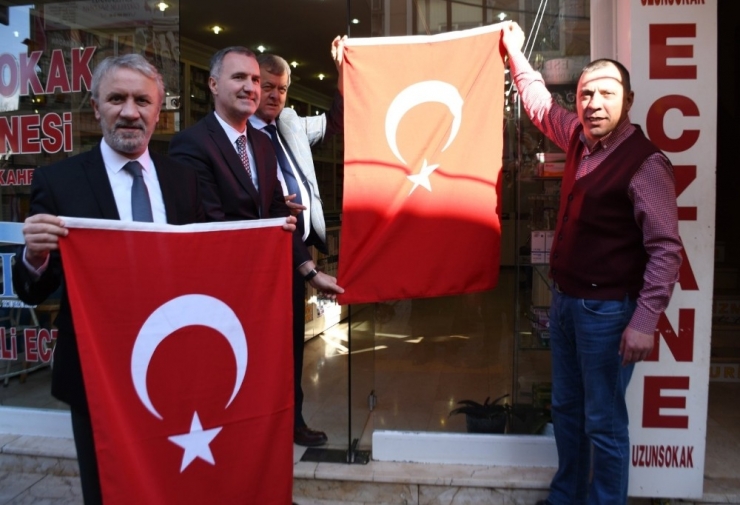 Çarşıyı Türk Bayraklarıyla Donattılar
