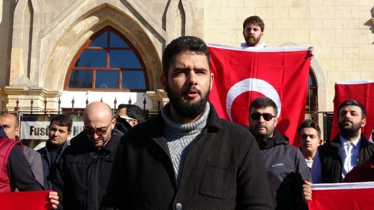 Türk Bayrağını Yırtan Yunan Vekile Kilise Önünde Sert Tepki