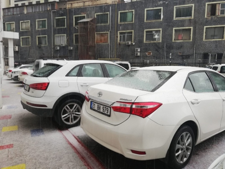 Diyarbakır’da Dolu, Sokakları Beyaza Bürüdü