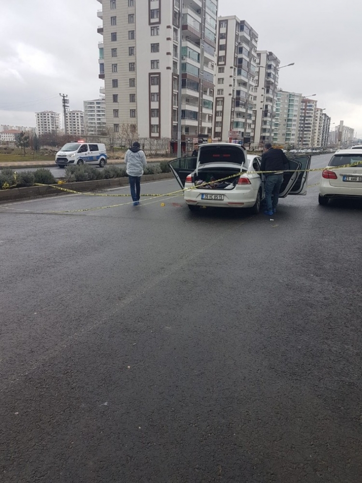 Seyir Halindeki Aracı Durdurup Ateş Açtı: 1 Ölü