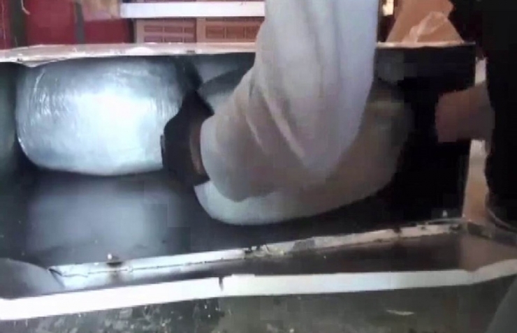 Uyuşturucuyu ‘Dikkat Ölüm Tehlikesi’ Yazan Panoya Saklamışlar