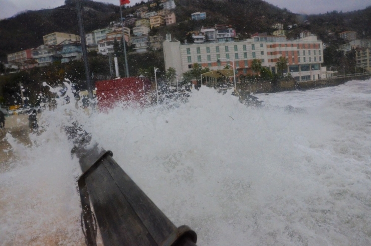 Karadeniz’in Hırçın Dalgaları