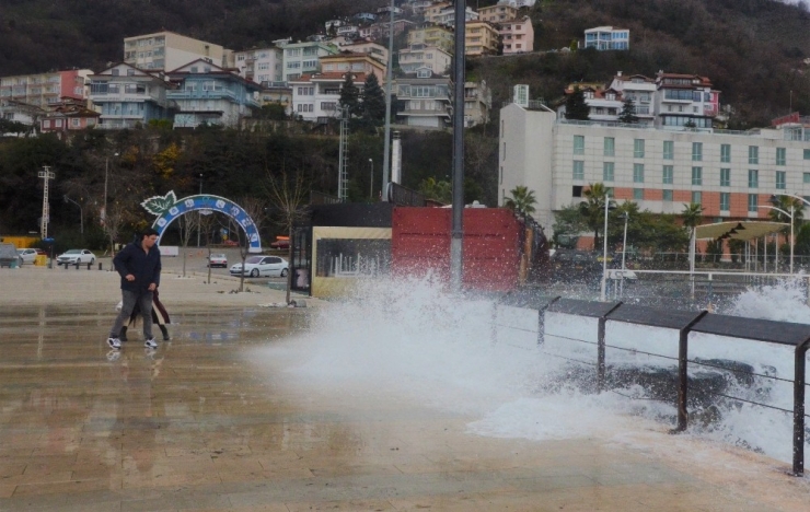 Karadeniz’in Hırçın Dalgaları