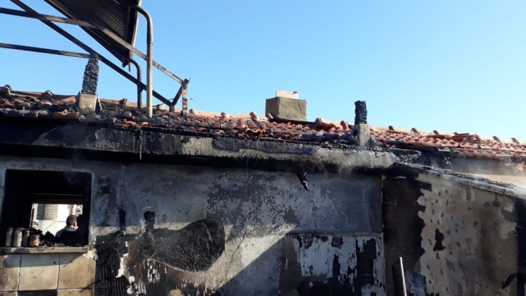 Dubleksin Çatısı Yandı