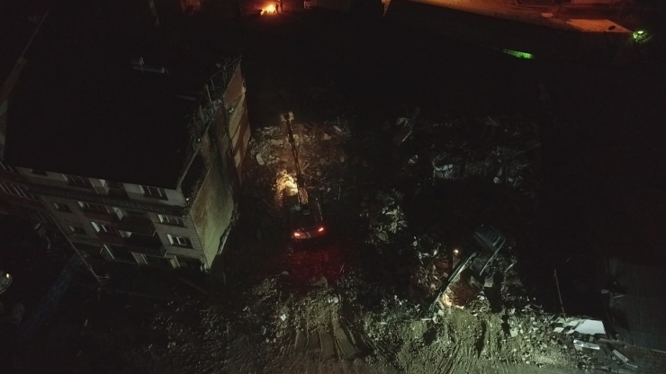 Elazığ’da Ağır Hasarlı Binaların Yıkımı Geceleri De Devam Ediyor