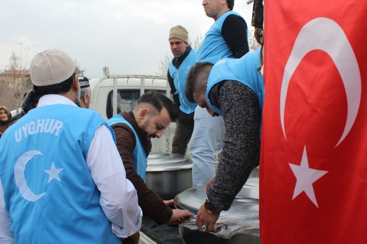 Doğu Türkistanlılar, Depremzedelere Yardıma Koştu