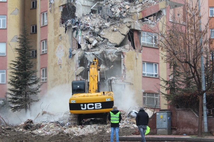 Depremde Hasar Gören 3 Bloklu Sitenin Yıkımı Başladı