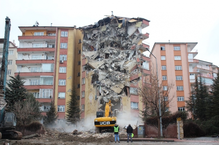 Depremde Hasar Gören 3 Bloklu Sitenin Yıkımı Başladı