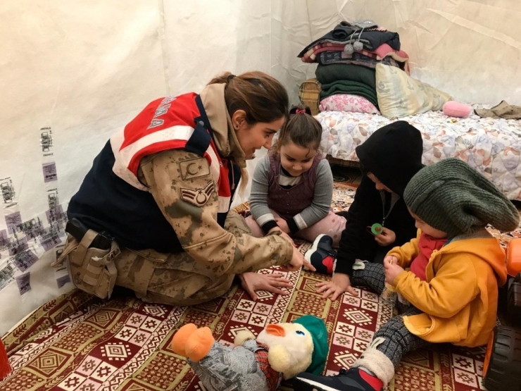 Jandarmanın Kadın Personelleri, Depremzede Çocukları Yalnız Bırakmıyor