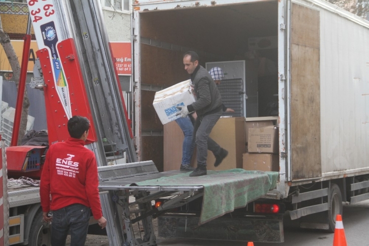 Elazığ’da Böyle İnsanlar Var, Ücretsiz Ev Taşıyorlar