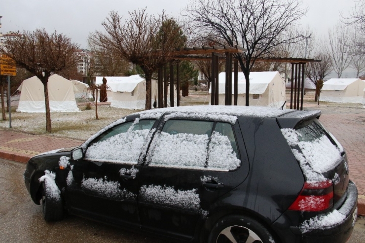 Yağışların Etkili Olmaya Başladığı Elazığ’da, Çadırkentte Yaşam