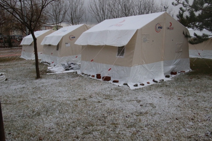 Yağışların Etkili Olmaya Başladığı Elazığ’da, Çadırkentte Yaşam