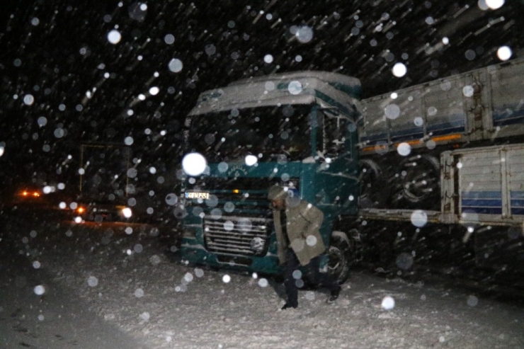 Erzincan’da Ulaşıma Kar Engeli