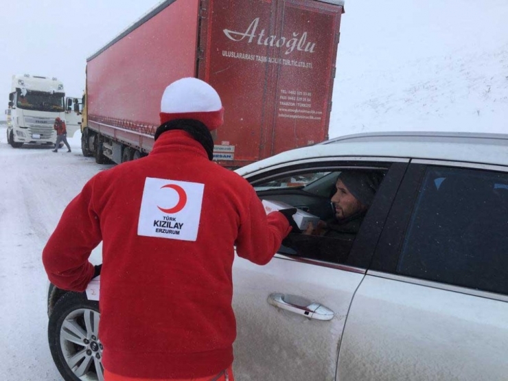 Yolda Kalan Sürücülerin Yardımına Kızılay Ekipleri Yetişti