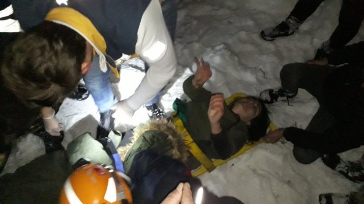 Virajı Alamayan Otomobil Şarampole Yuvarlandı: 4 Yaralı