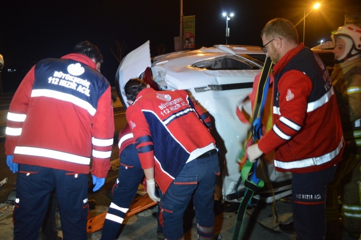 Kennedy Caddesinde Meydana Gelen 3 Araçlı Kazada 6 Kişi Yaralandı