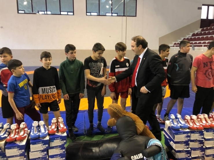 Gölköylü Genç Güreşçilere Malzeme Desteği