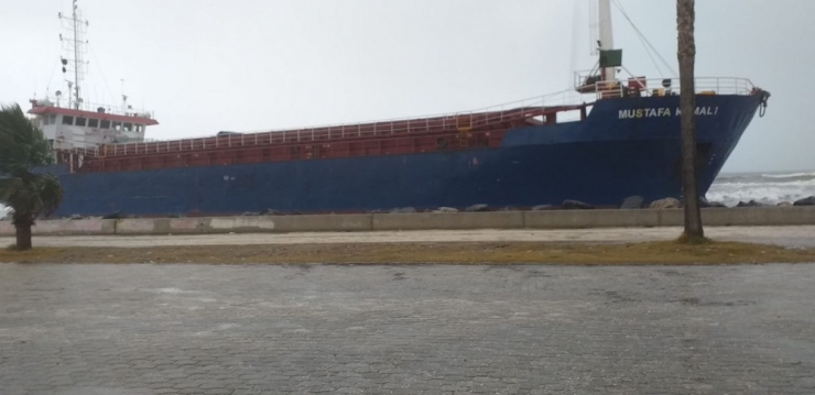 Hatay’da Kargo Gemisi Karaya Oturdu
