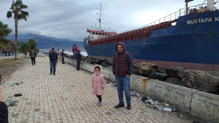 Hatay’da Karaya Vuran Gemi Vatandaşların İlgi Odağı Oldu