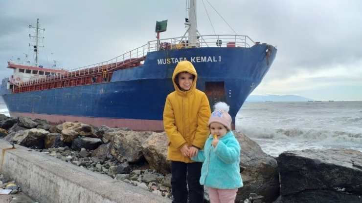 Hatay’da Karaya Vuran Gemi Vatandaşların İlgi Odağı Oldu