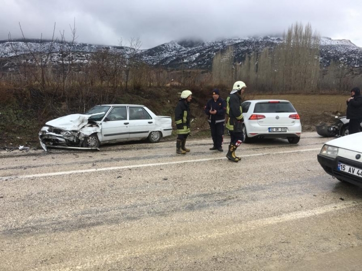 Dağ Yolunda Otomobiller Kafa Kafaya Çarpıştı: 2 Yaralı