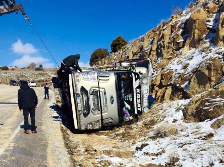 Buzlanma Ve Kar Yağışı Yüzünden Devrilen Kamyon Sabah Saatlerinde Kurtarıldı