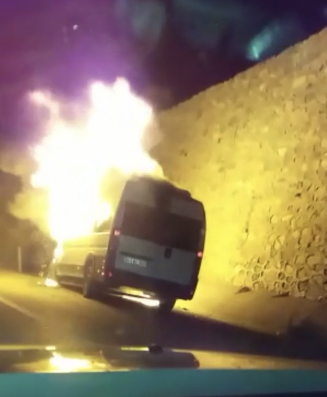 İstanbul’da Minibüs Alev Alev Yandı