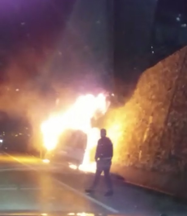 İstanbul’da Minibüs Alev Alev Yandı