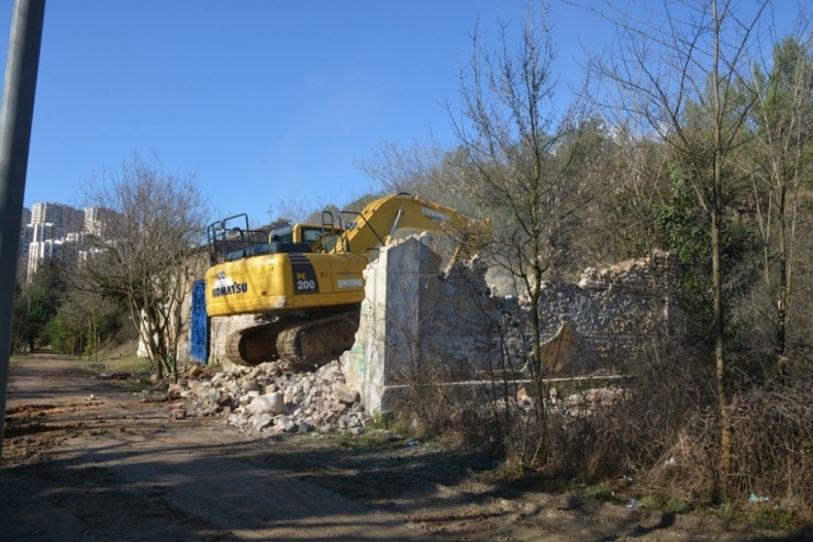 İzmit’te Tehlike Oluşturan Binalar Yıkılıyor