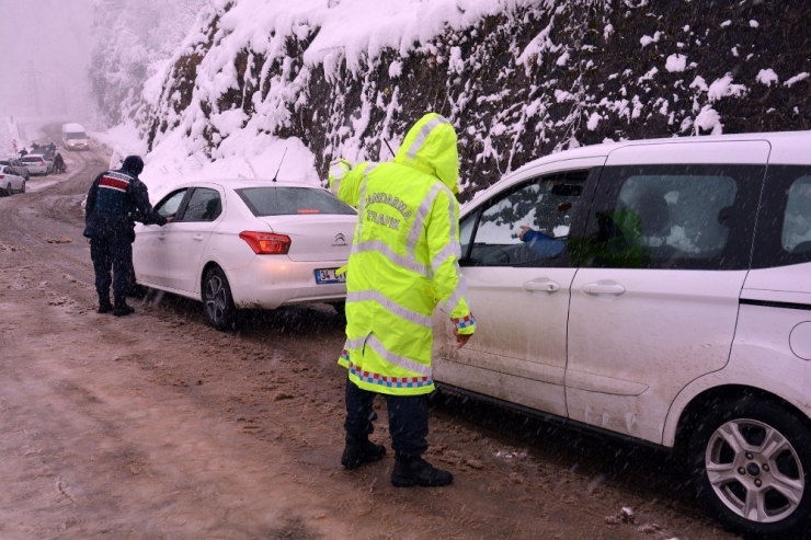 Jandarma Yolda Kalan Araçlara Zincir Taktı