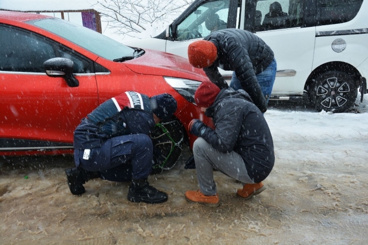 Jandarma Yolda Kalan Araçlara Zincir Taktı