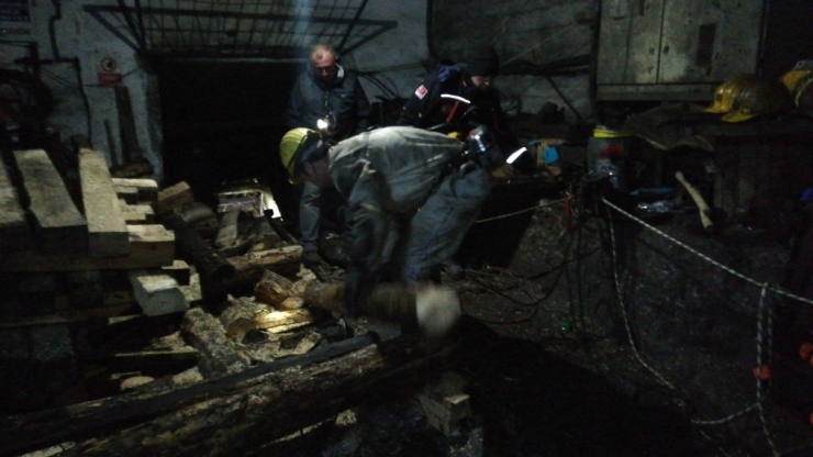 Kaçak Maden Ocağındaki Göçükte Mahsur Kalan 2 İşçiye Ulaşma Çalışması Sürüyor