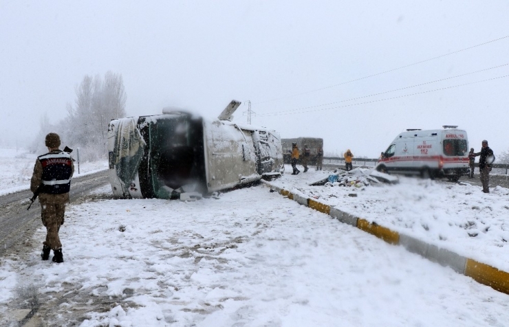 Erzincan’da Buzlanan Yolda Otobüs Yan Yattı: 46 Yaralı