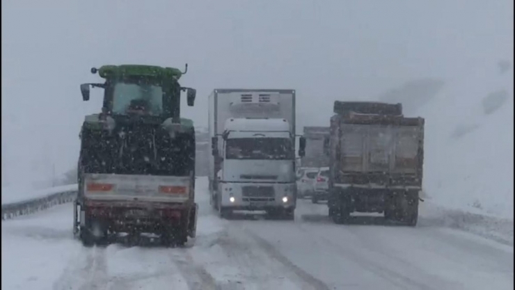 Kar Yağışı Ve Tipi Kop Dağı Geçidi’nde Ulaşımın Aksamasına Neden Oldu