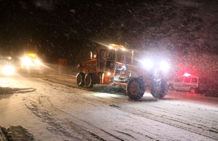 Vauk Geçidi’nde Kar Esareti