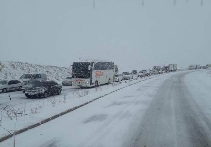 Kayseri-ankara Ve Kayseri-niğde Yolu Kar Yağışı Nedeniyle Trafiğe Kapatıldı