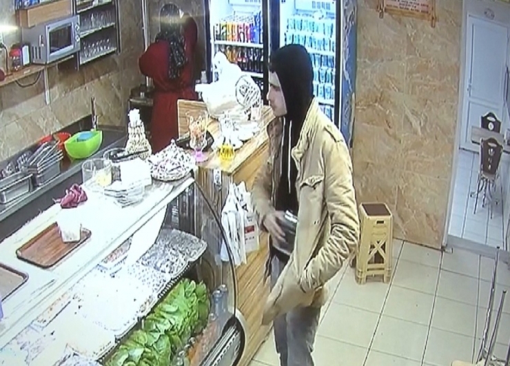 Saniyeler İçinde Sadaka Kutusunun Çalınması Güvenlik Kamerasında