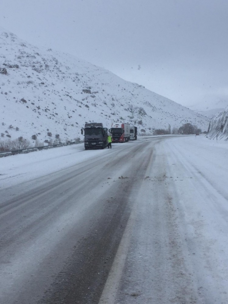 Malatya-sivas Karayolu Kar Nedeniyle Ulaşıma Kapandı