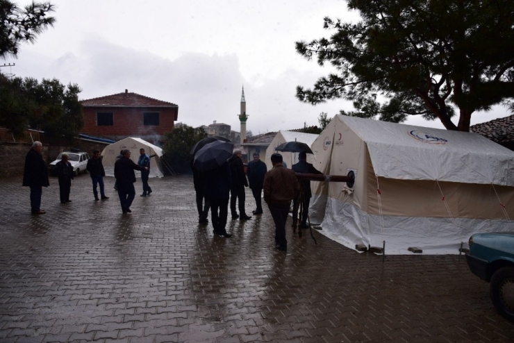 Deprem Bölgesinde Çalışmalar Devam Ediyor