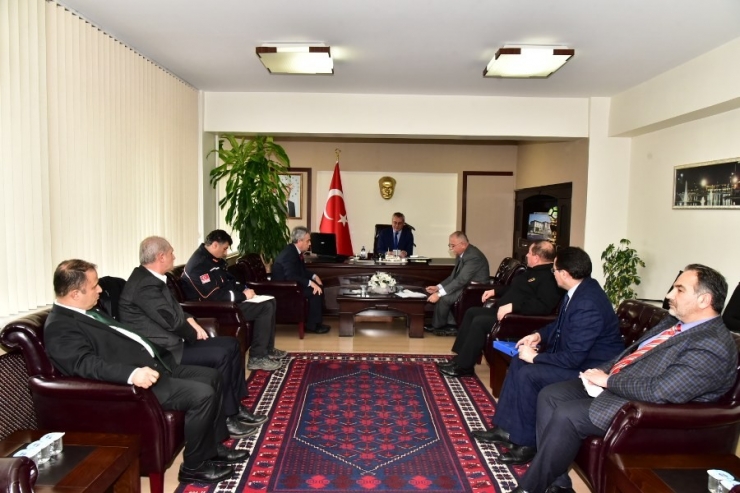 Deprem Çalışmaları Vali Deniz Başkanlığında Değerlendirildi