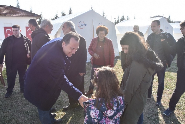 Akhisar Belediyesi Depremzedelerin Yaralarını Sarıyor