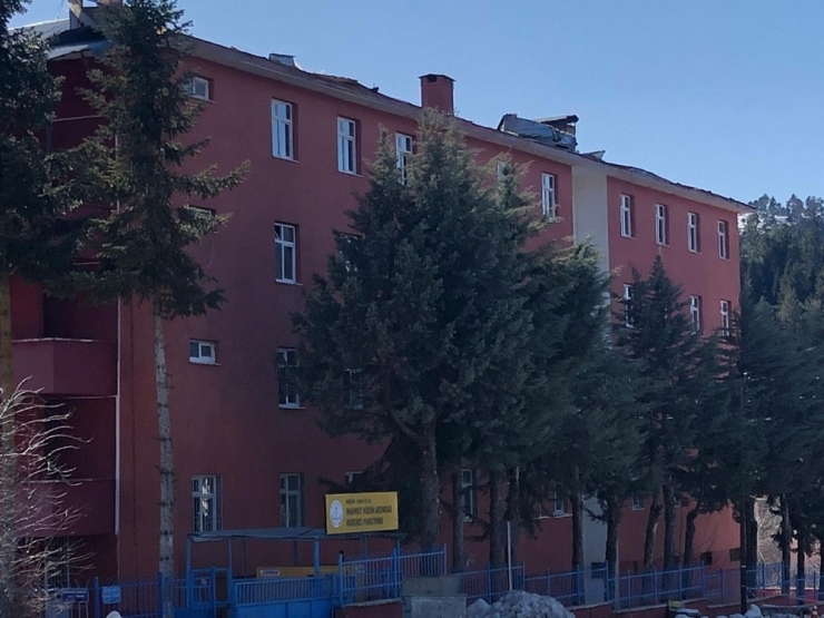 Çamlıyayla’da Öğrenci Yurdunun Çatısı Uçtu