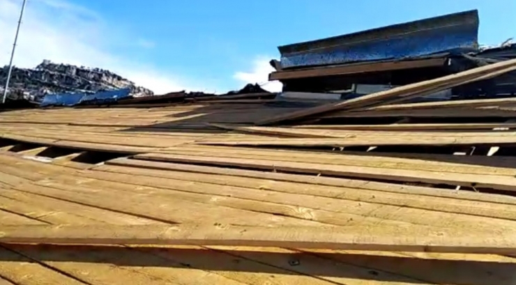 Çamlıyayla’da Öğrenci Yurdunun Çatısı Uçtu